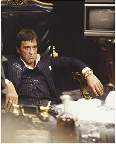 Yaralı Yüz Al Pacino Tony Montana olarak 8 x 10 İnç Masada Takım Elbiseli Oturuyor Fotoğraf