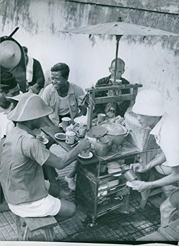 Endonezya'daki bir kasabada küçük bir yemek arabasında yemek yiyen Müşterilerin vintage fotoğrafı.